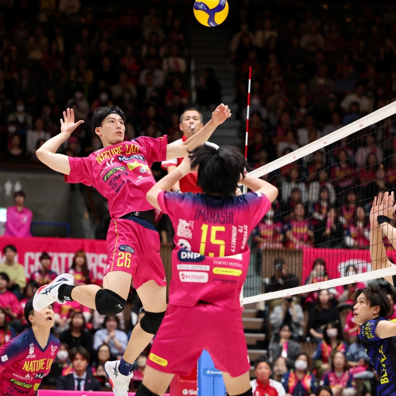 足球世界杯吉祥物亮相，造型引网友热评